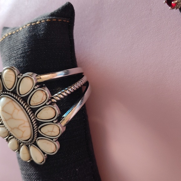 Black Denim Bracelet Pillow, Bonus Ring Pillow For Displaying . Jewelry Not Incl - Picture 3 of 4